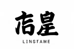《补光灯下》灯架之间的狭窄通道